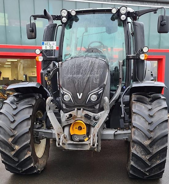 Valtra N 134 A mit Alö Frontlader Q56
