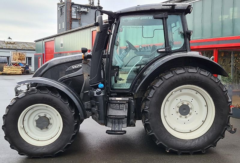 Valtra N 134 A mit Alö Frontlader Q56